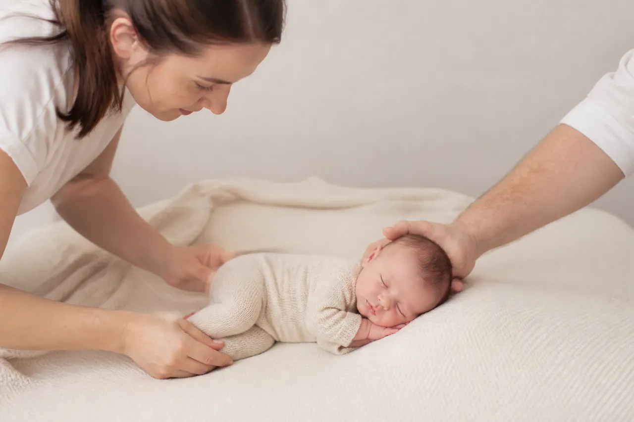 poziții sigure pentru fotografii newborn și susținerea capului bebelușului